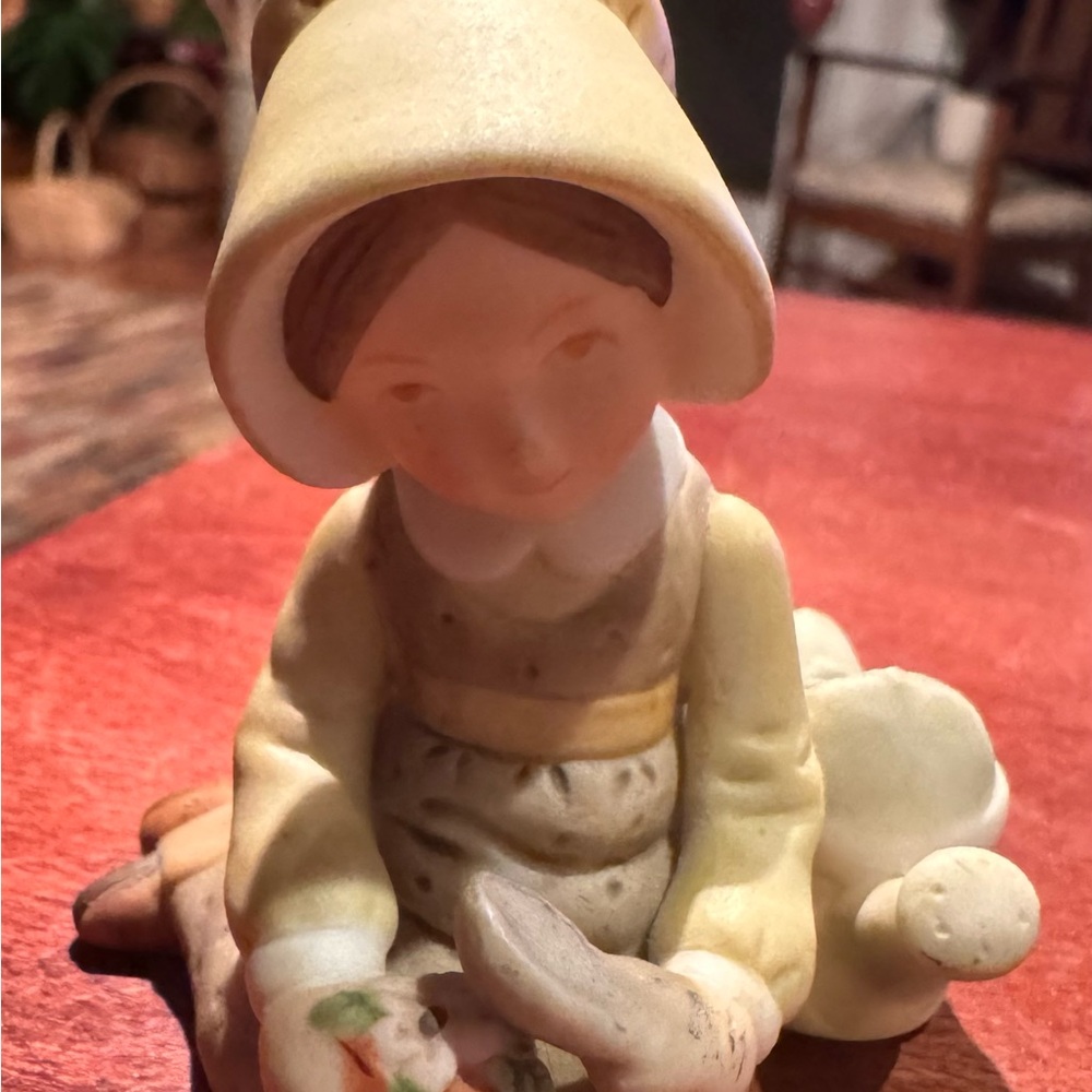 Holly Hobbie Vtg. Ceramic Figurine Girl w/flower pot & water can "Gentle Touch"
